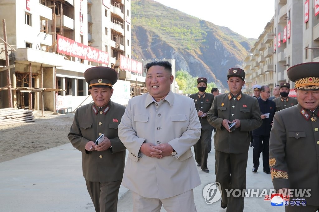 Kim Jong Un dich than thi sat khu tai dinh cu anh 6