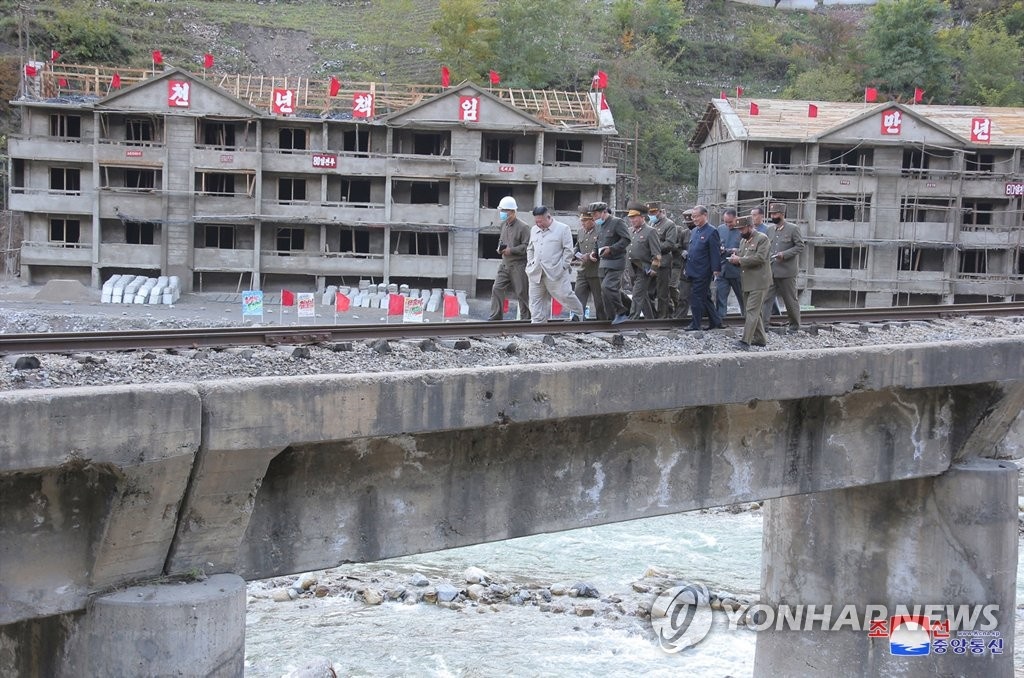 Kim Jong Un dich than thi sat khu tai dinh cu anh 8