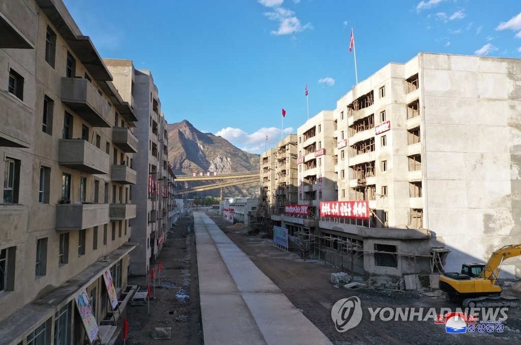 Kim Jong Un dich than thi sat khu tai dinh cu anh 9