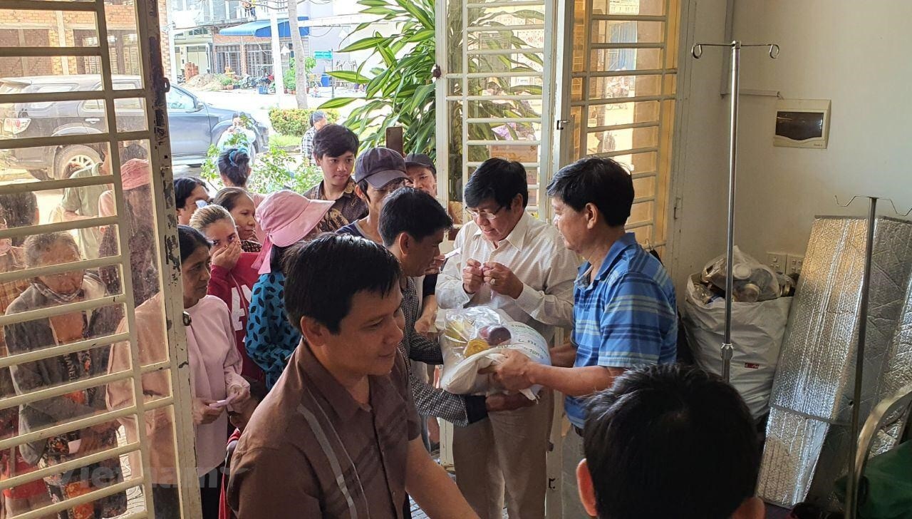 Khan cap cuu tro hang tram nguoi goc Viet anh 1