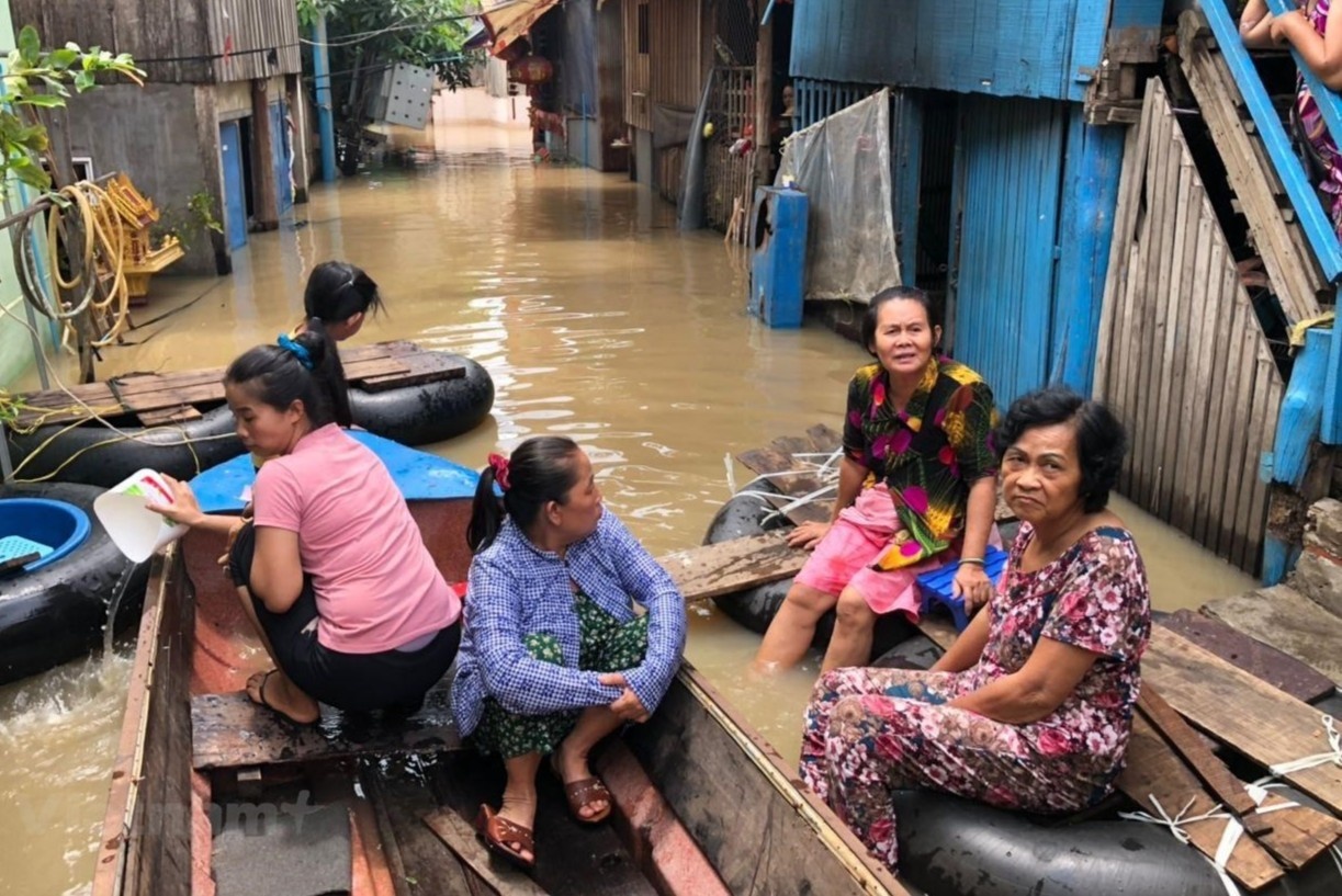 Khan cap cuu tro hang tram nguoi goc Viet bi lu lut tai Campuchia hinh anh