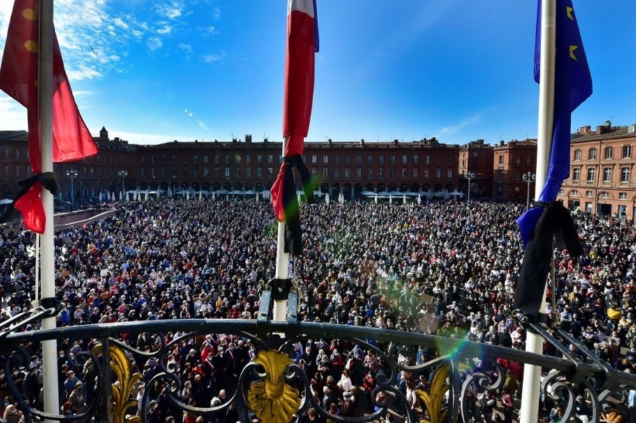 'Toi la Samuel' - Phap suc soi bieu tinh sau vu thay giao bi chat dau hinh anh