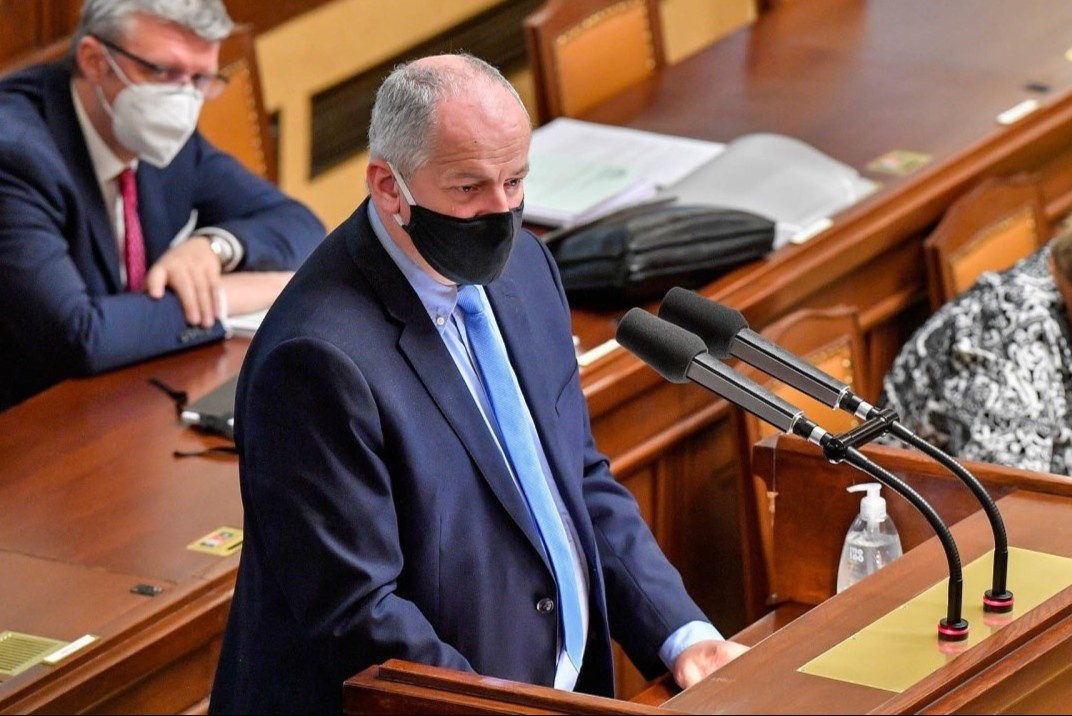 Di an o nha hang trai lenh chong dich, bo truong Czech bi doi tu chuc hinh anh