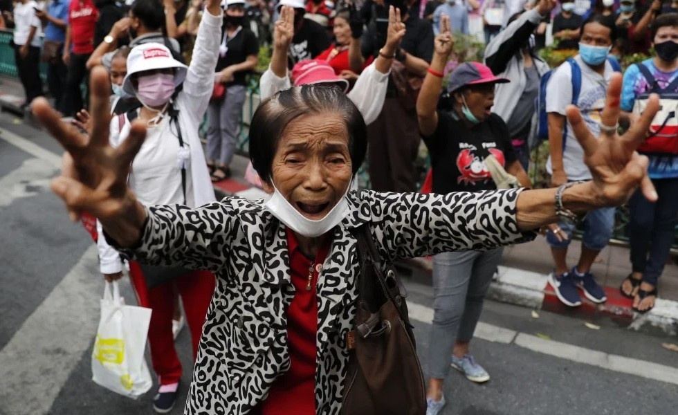 Bieu tinh tai Bangkok truoc them phien hop quoc hoi Thai Lan hinh anh