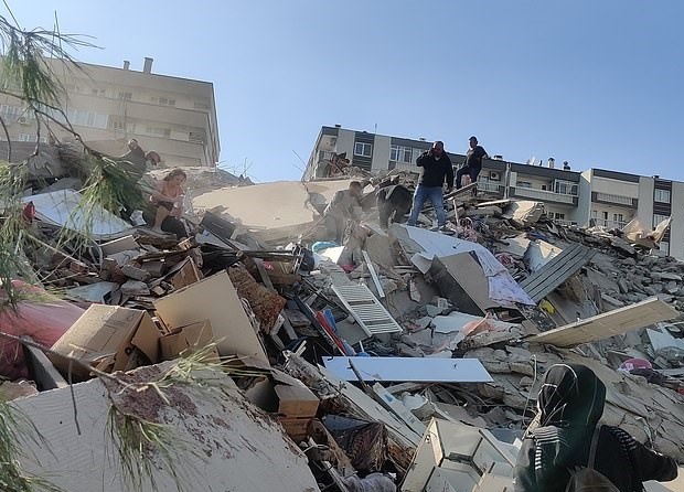 12 nguoi chet, hon 400 nguoi bi thuong trong dong dat o Tho Nhi Ky hinh anh