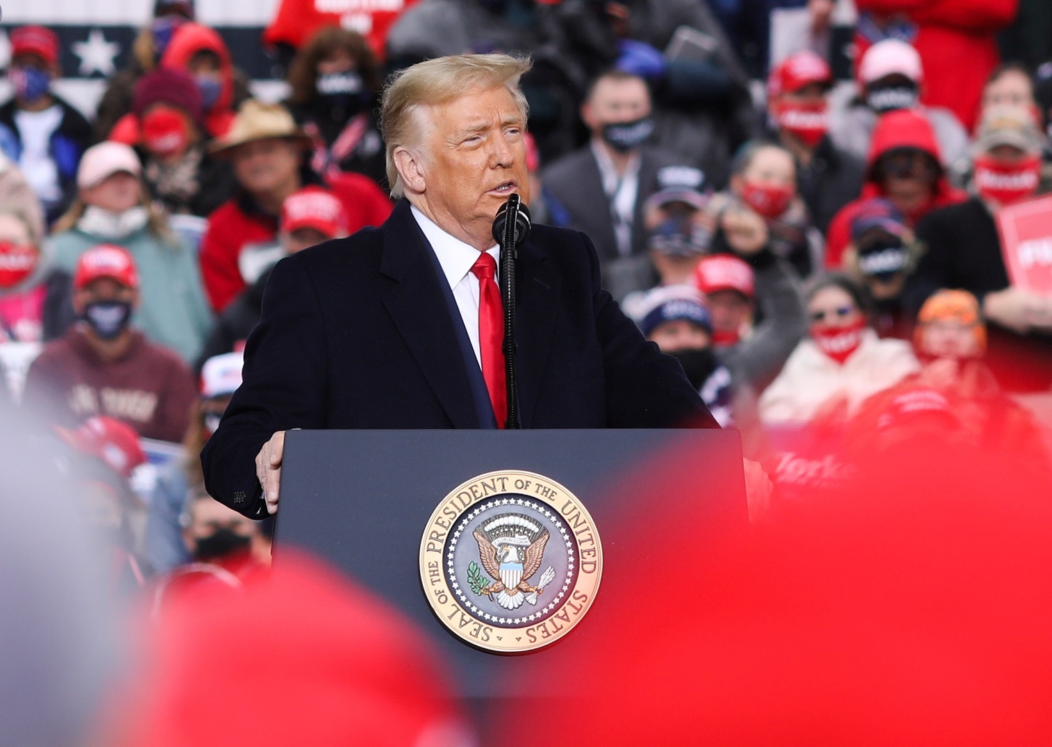 Ong Trump va doi thu dua nuoc rut o cac bang chien truong hinh anh