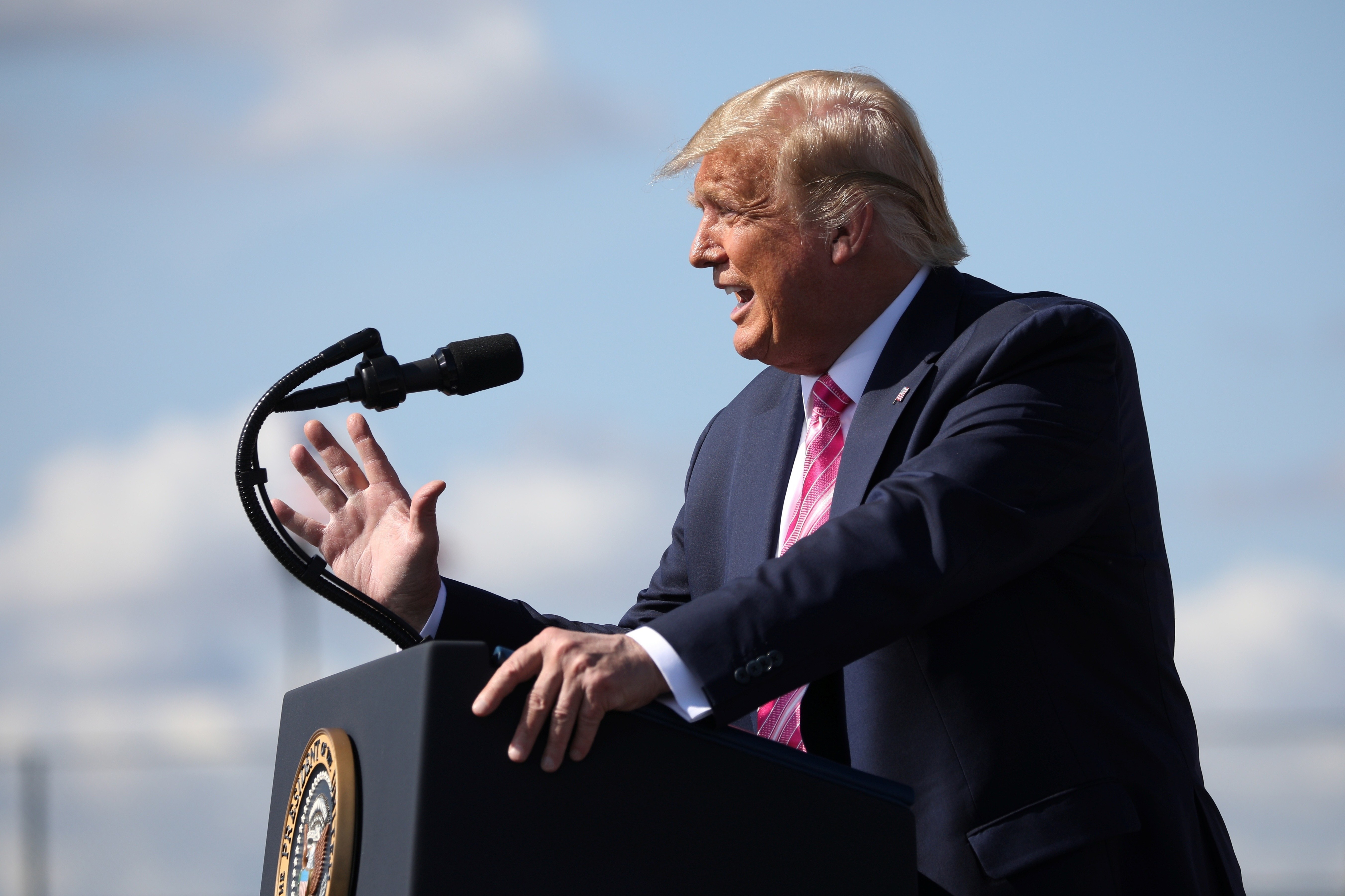 Ong Trump chi trich phan quyet cua Toa Toi cao la 'dien ro' hinh anh