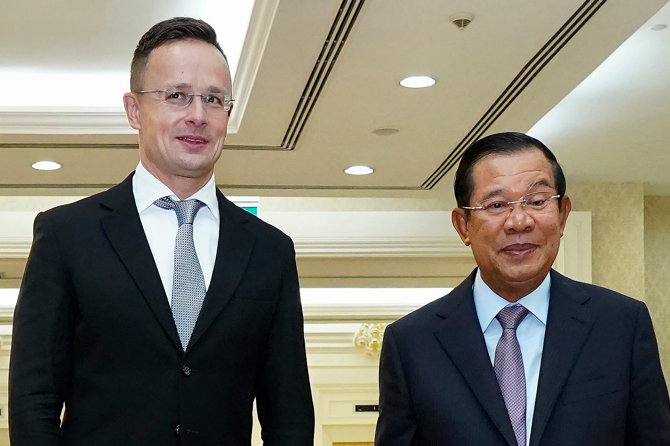 Ong Hun Sen tu cach ly sau khi tiep xuc quan chuc mac Covid-19 hinh anh