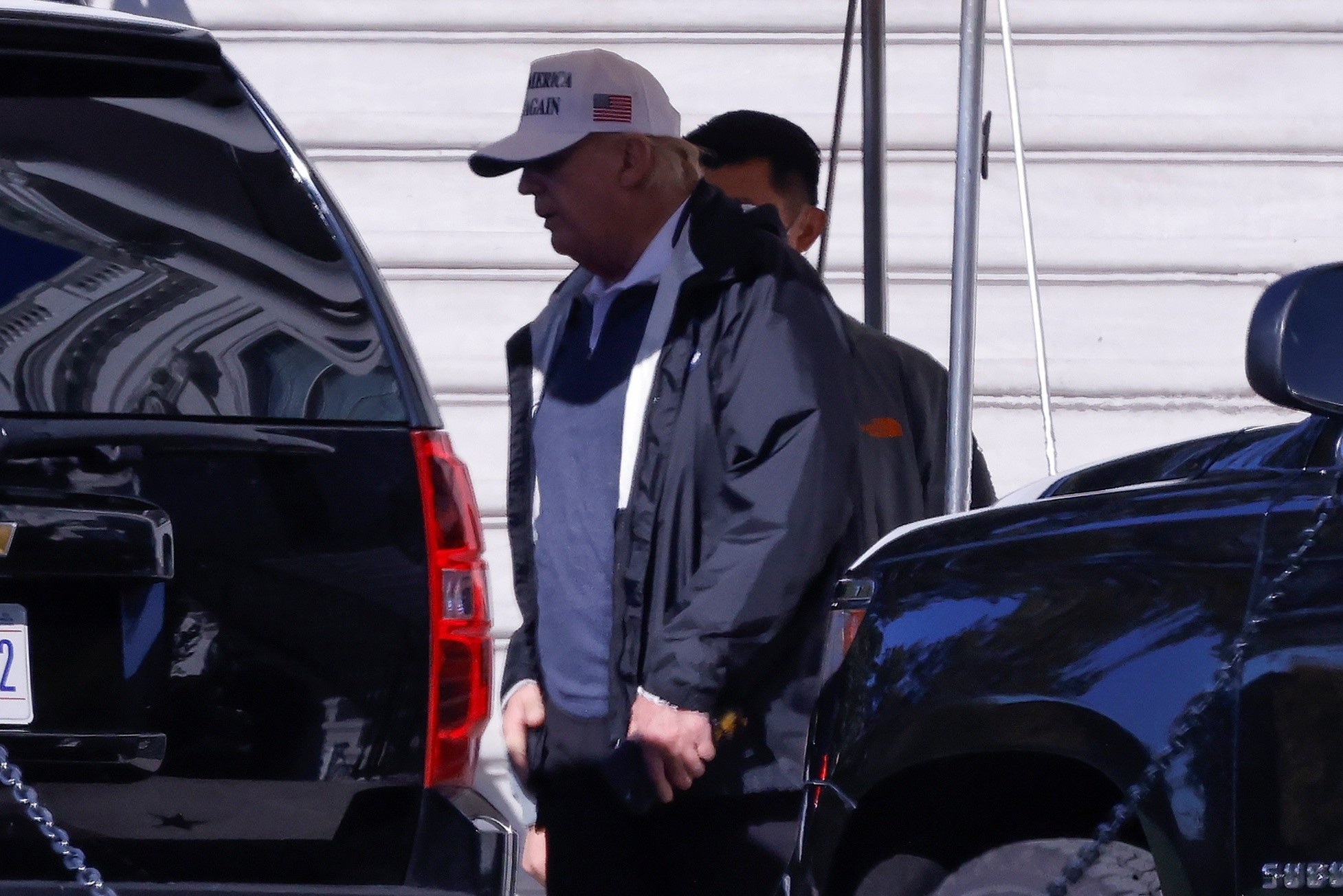 Tong thong Trump di danh golf anh 1