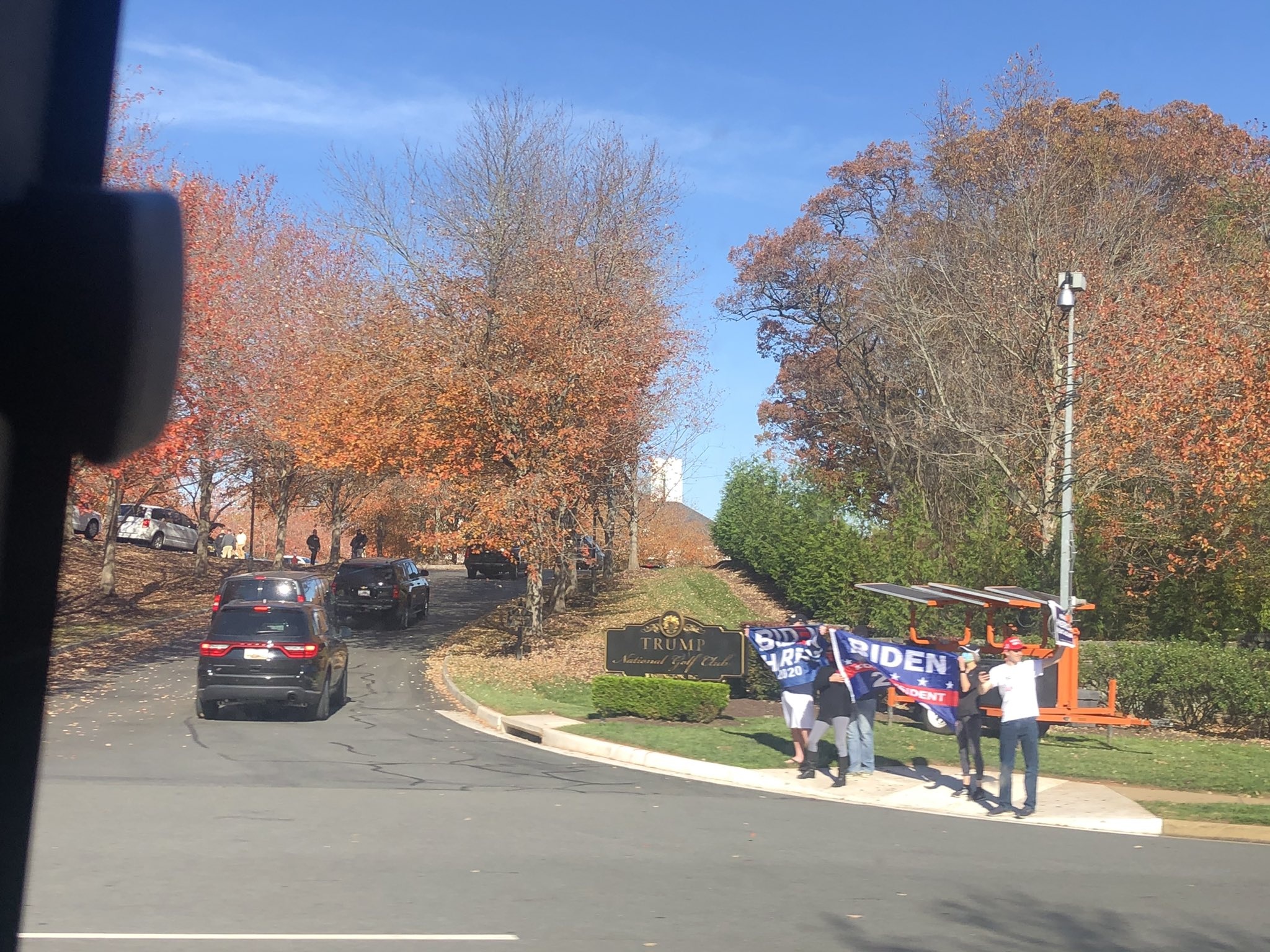 Tong thong Trump di danh golf anh 2