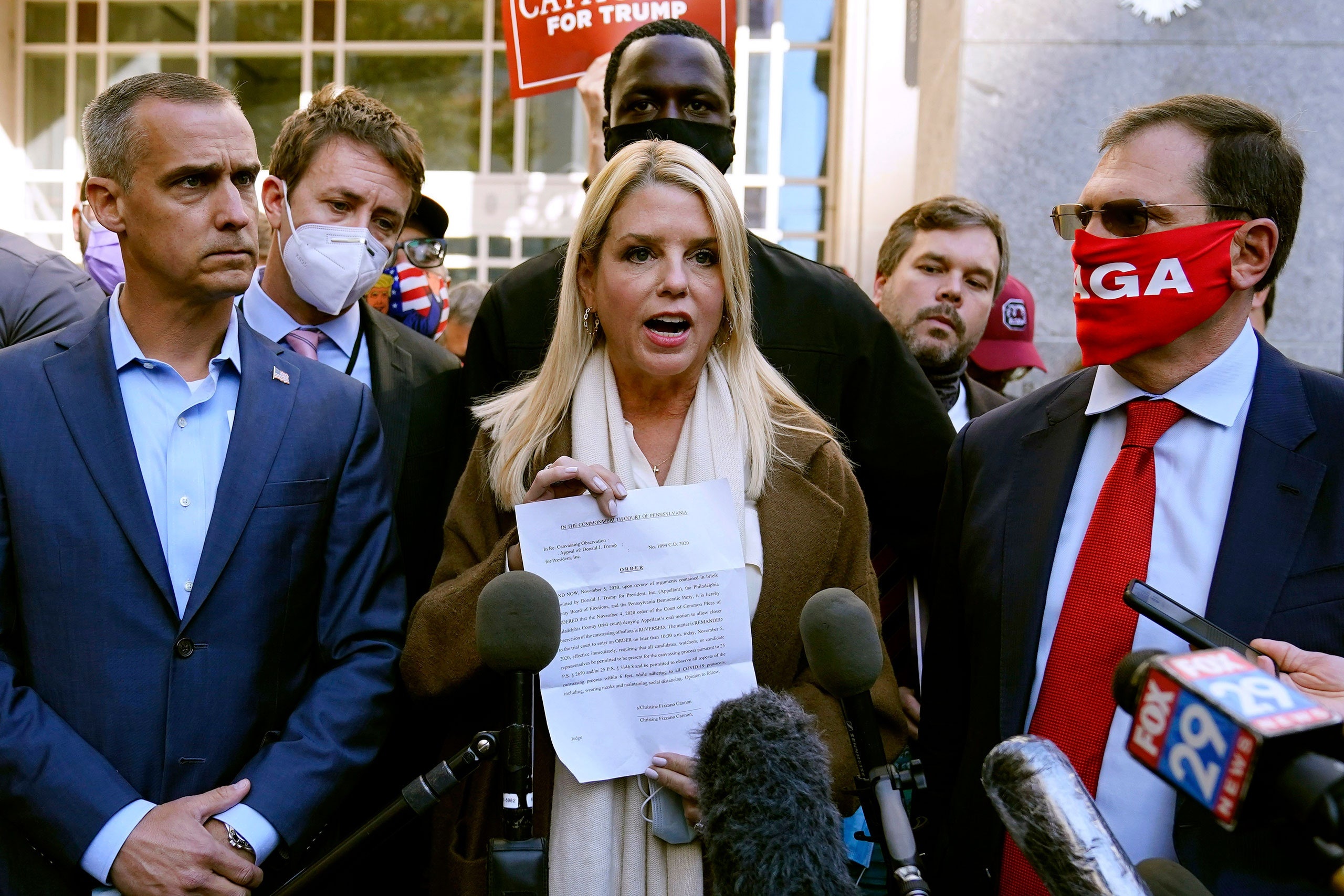 Phe ong Trump khoi kien, chan ket qua bang chien truong hinh anh