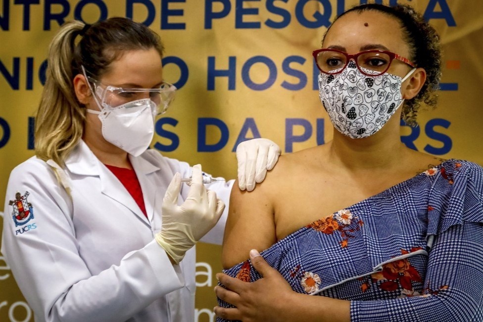 Brazil hoan thu nghiem vaccine Covid-19 cua Trung Quoc vi su co bi an hinh anh