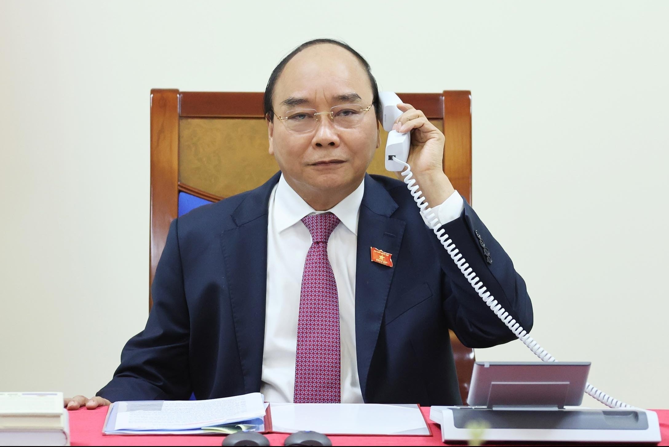 Thu tuong Nguyen Xuan Phuc dien dam voi nguoi dong cap Lao hinh anh
