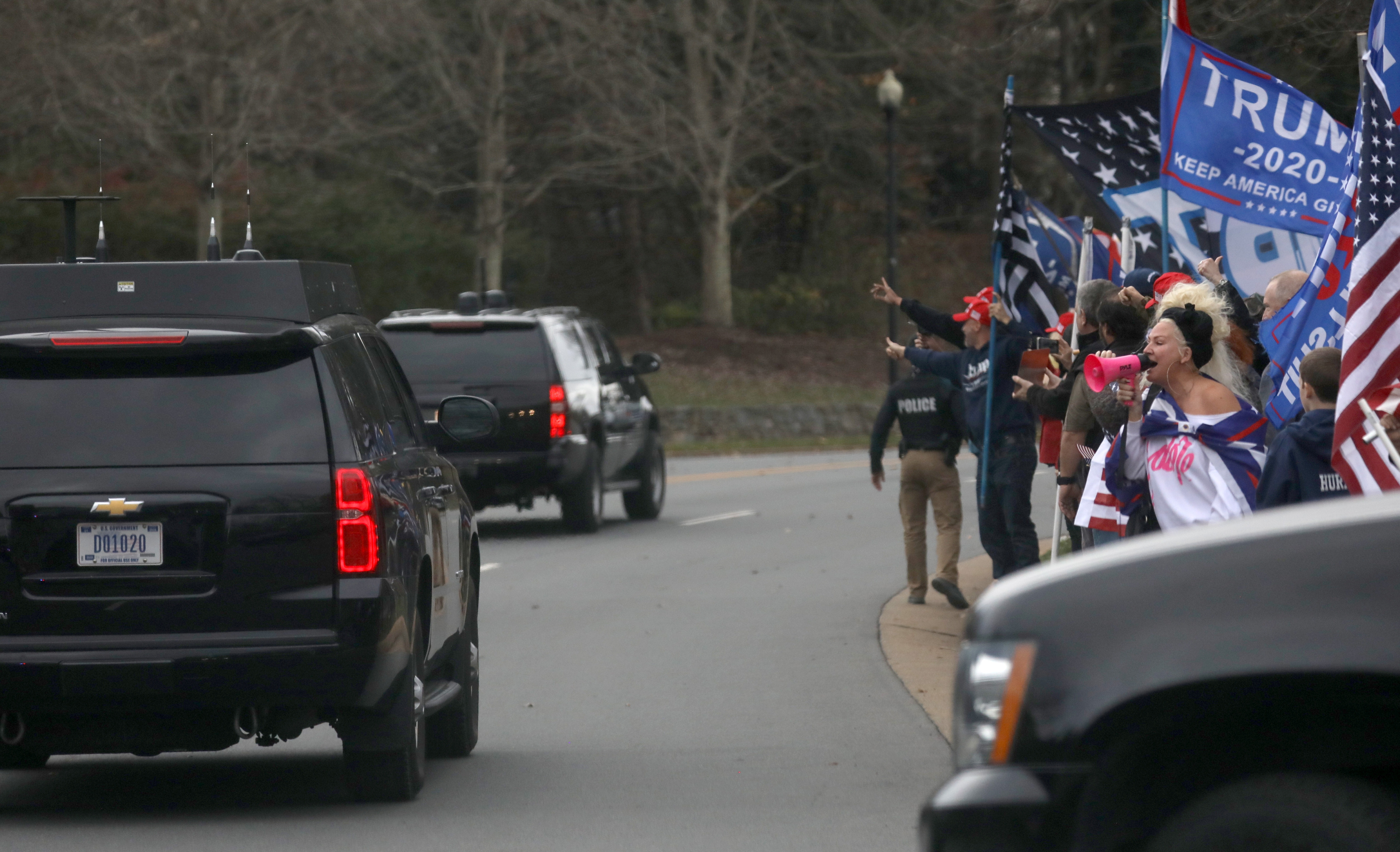 Tong thong Trump ung dung choi golf anh 1