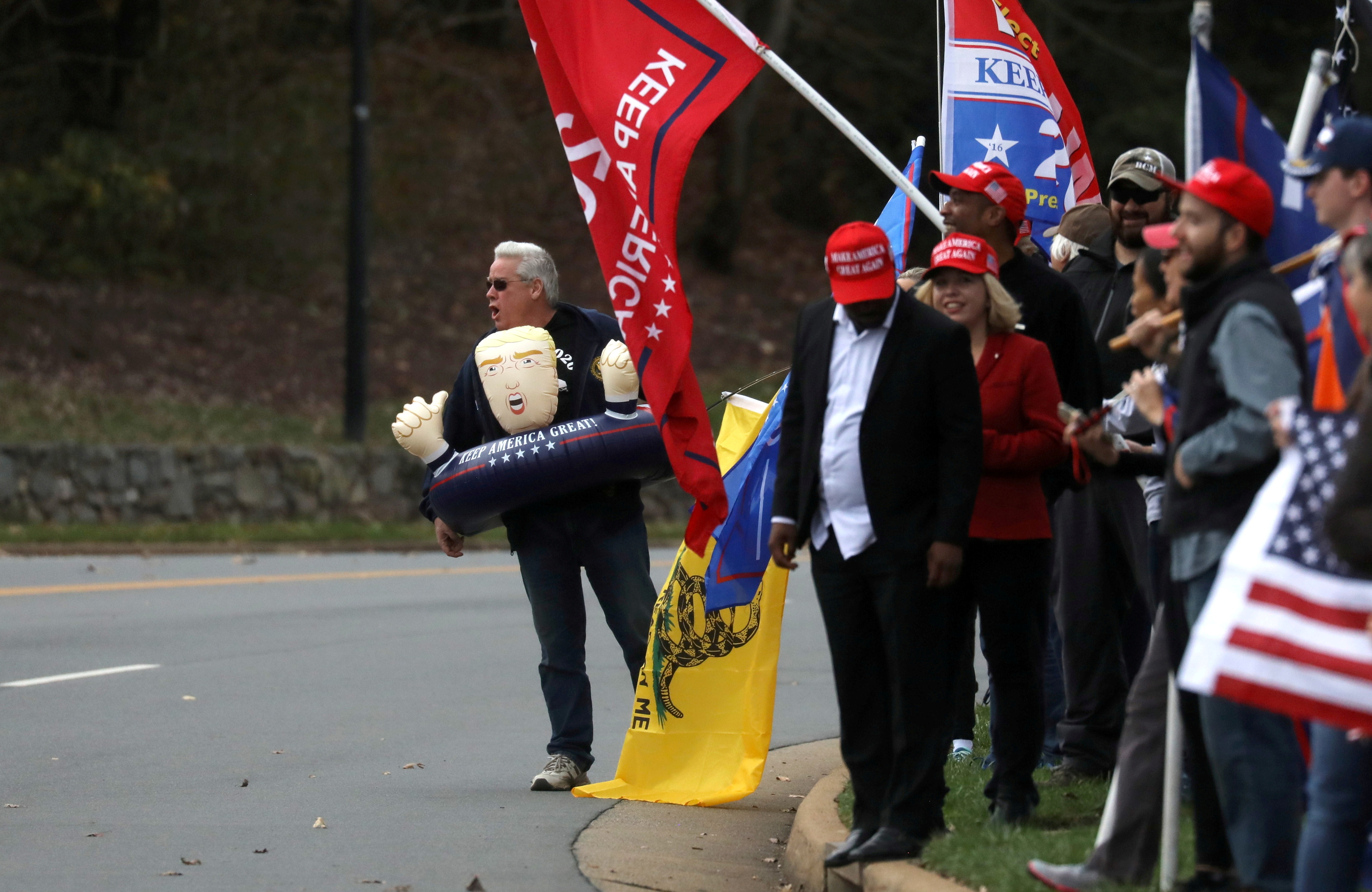 Tong thong Trump ung dung choi golf anh 2