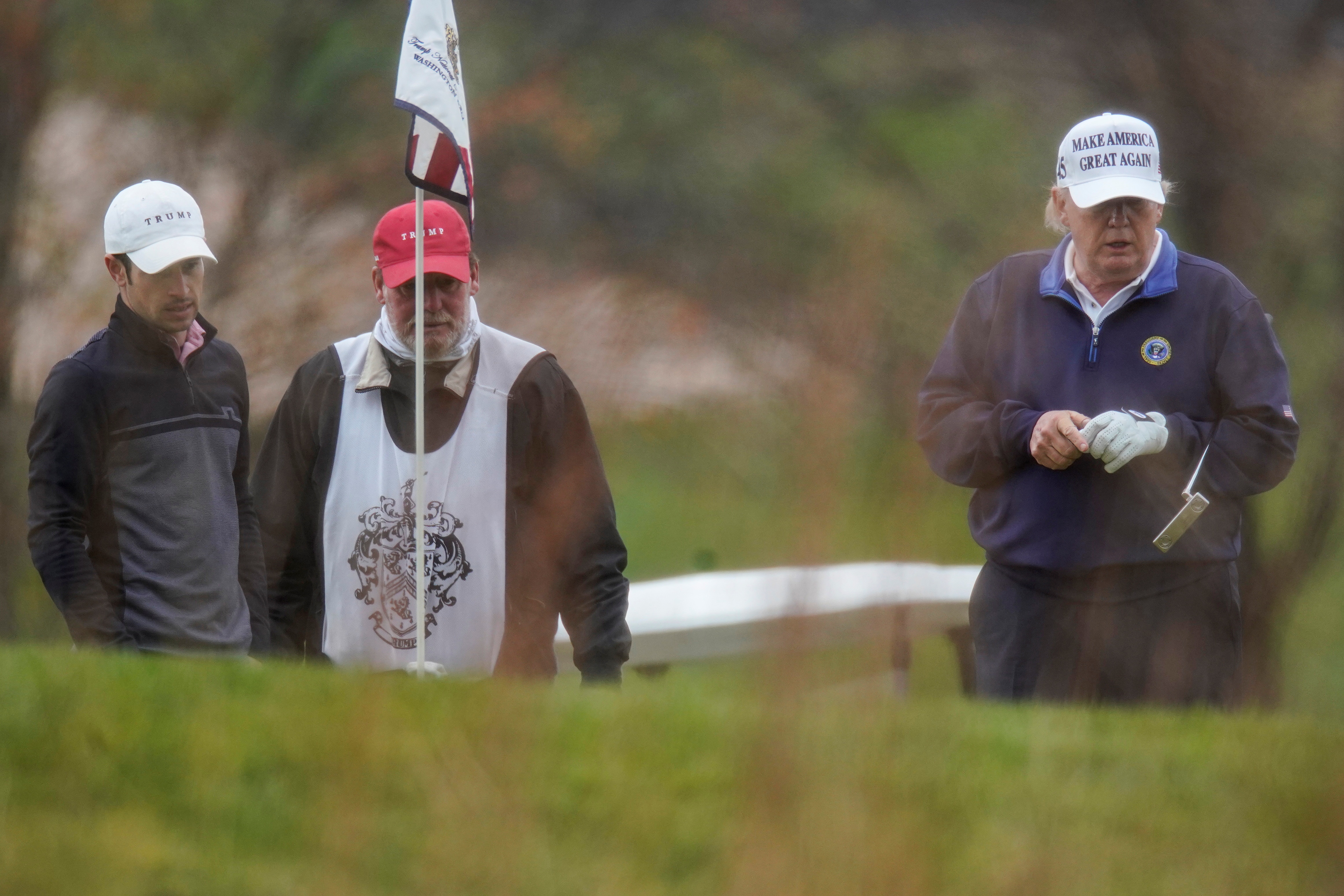 Tong thong Trump ung dung choi golf anh 9