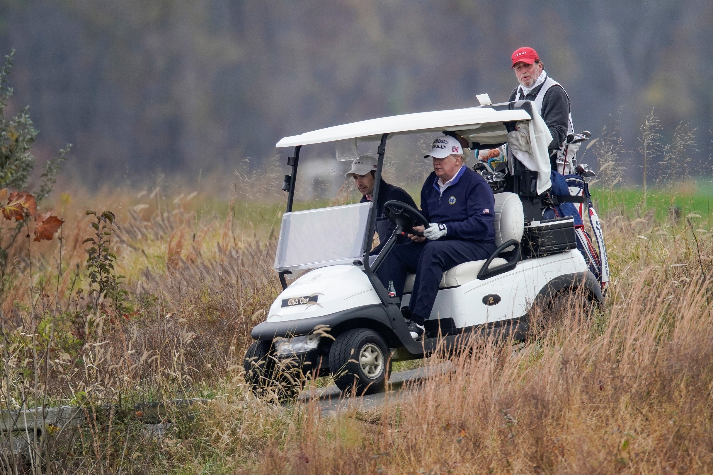 Tong thong Trump ung dung choi golf anh 6