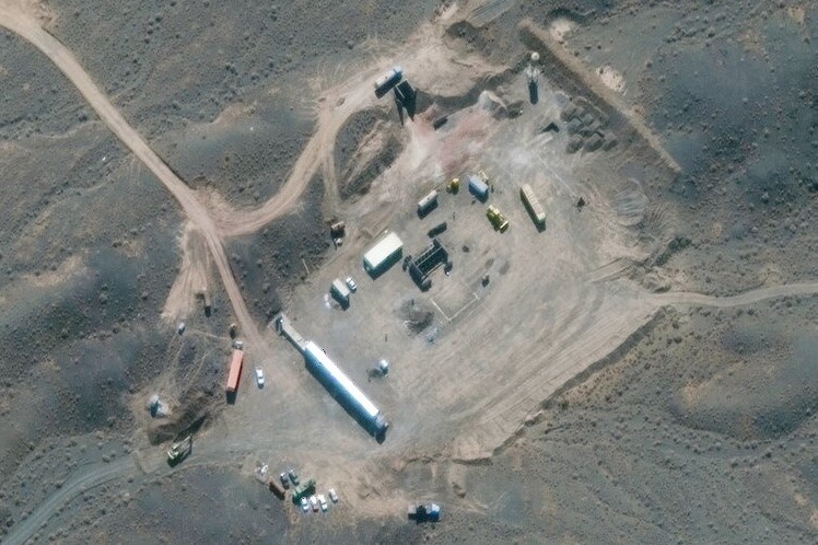 New York Times: Tong thong Trump tim phuong an tan cong Iran hinh anh