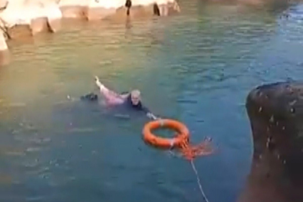 Nha ngoai giao Anh lao xuong song cuu nu sinh tai Trung Quoc hinh anh