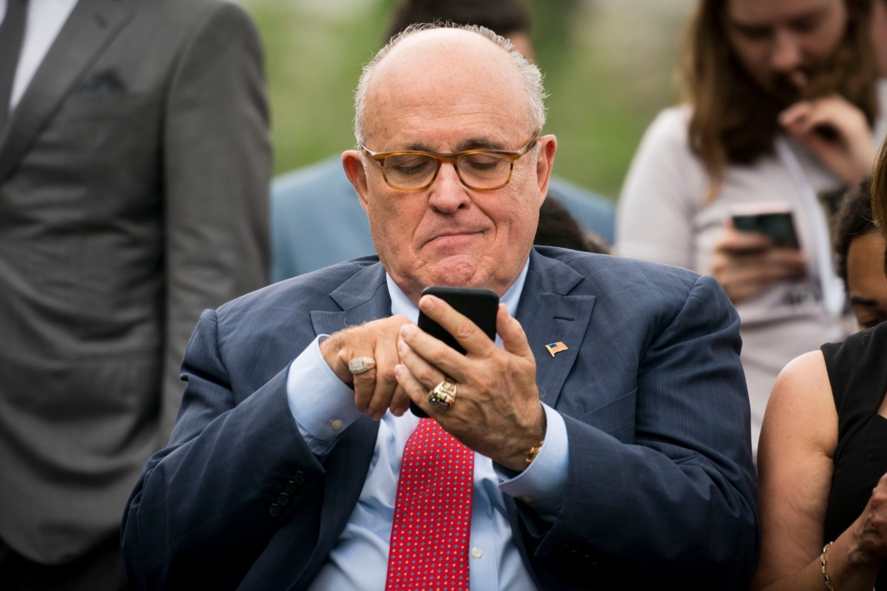 Luat su cua ong Trump doi 20.000 USD/ngay de di kien? hinh anh