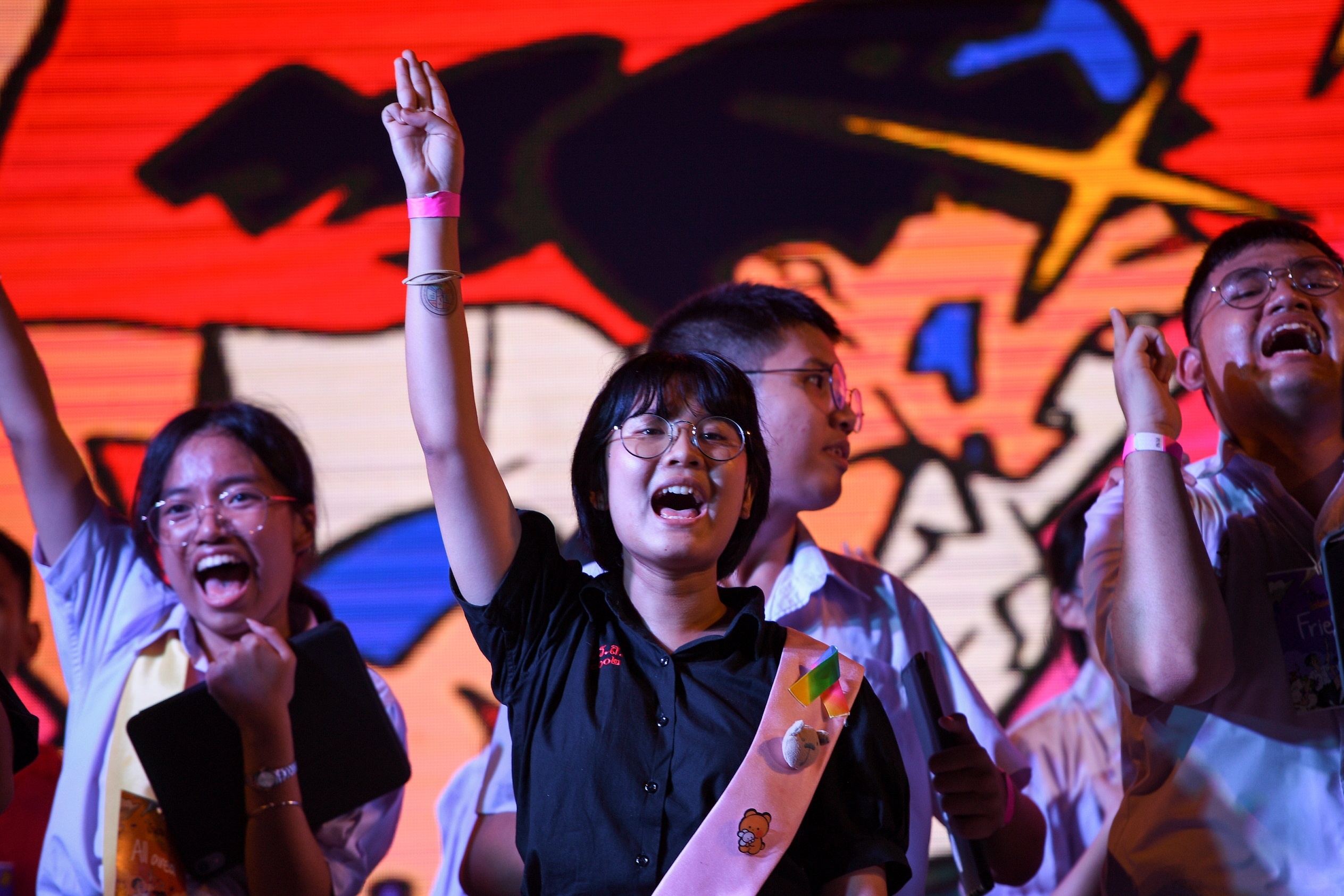 Hoc sinh Thai bieu tinh chong chinh phu anh 10