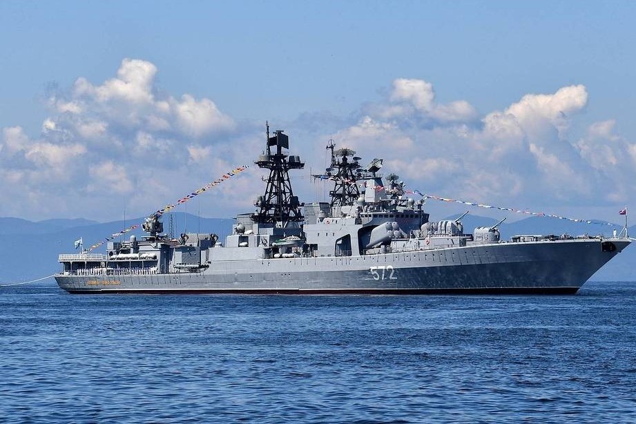 Tau chien Nga xua duoi tau khu truc My khoi lanh hai hinh anh