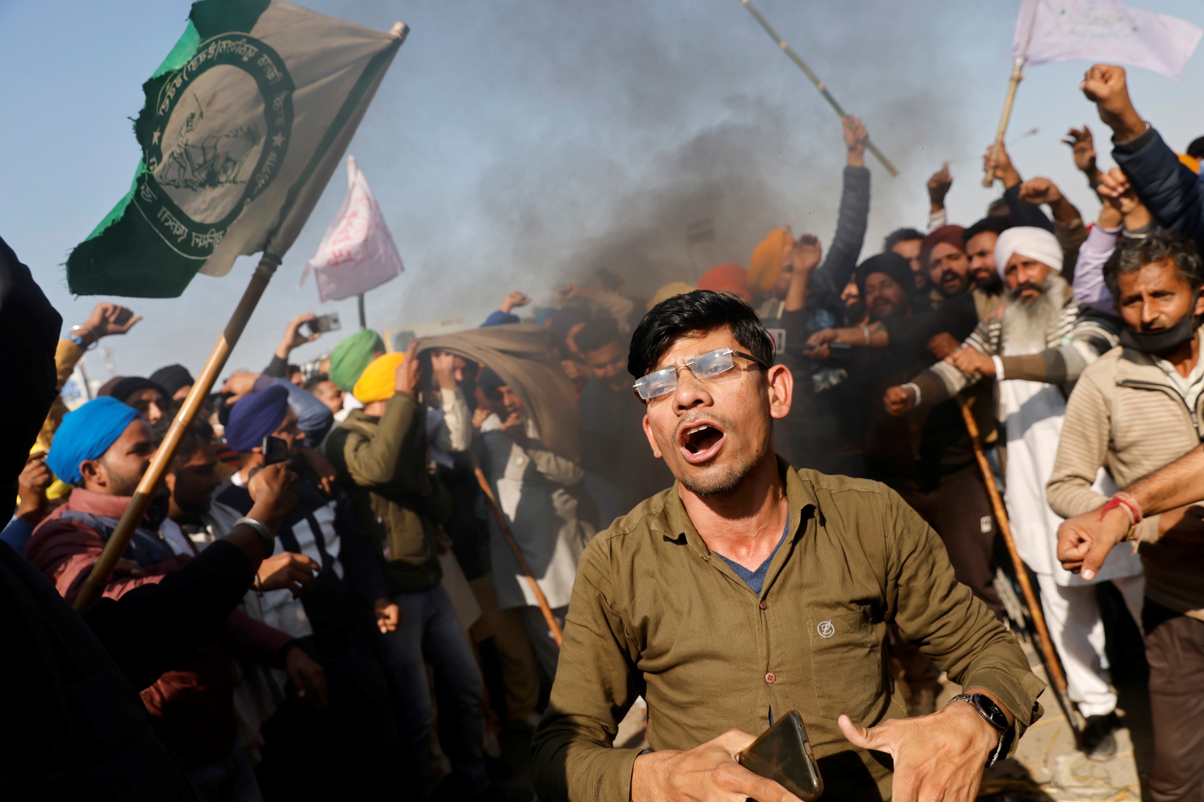 Hang nghin nong dan An Do bieu tinh, canh sat phun voi rong giai tan hinh anh