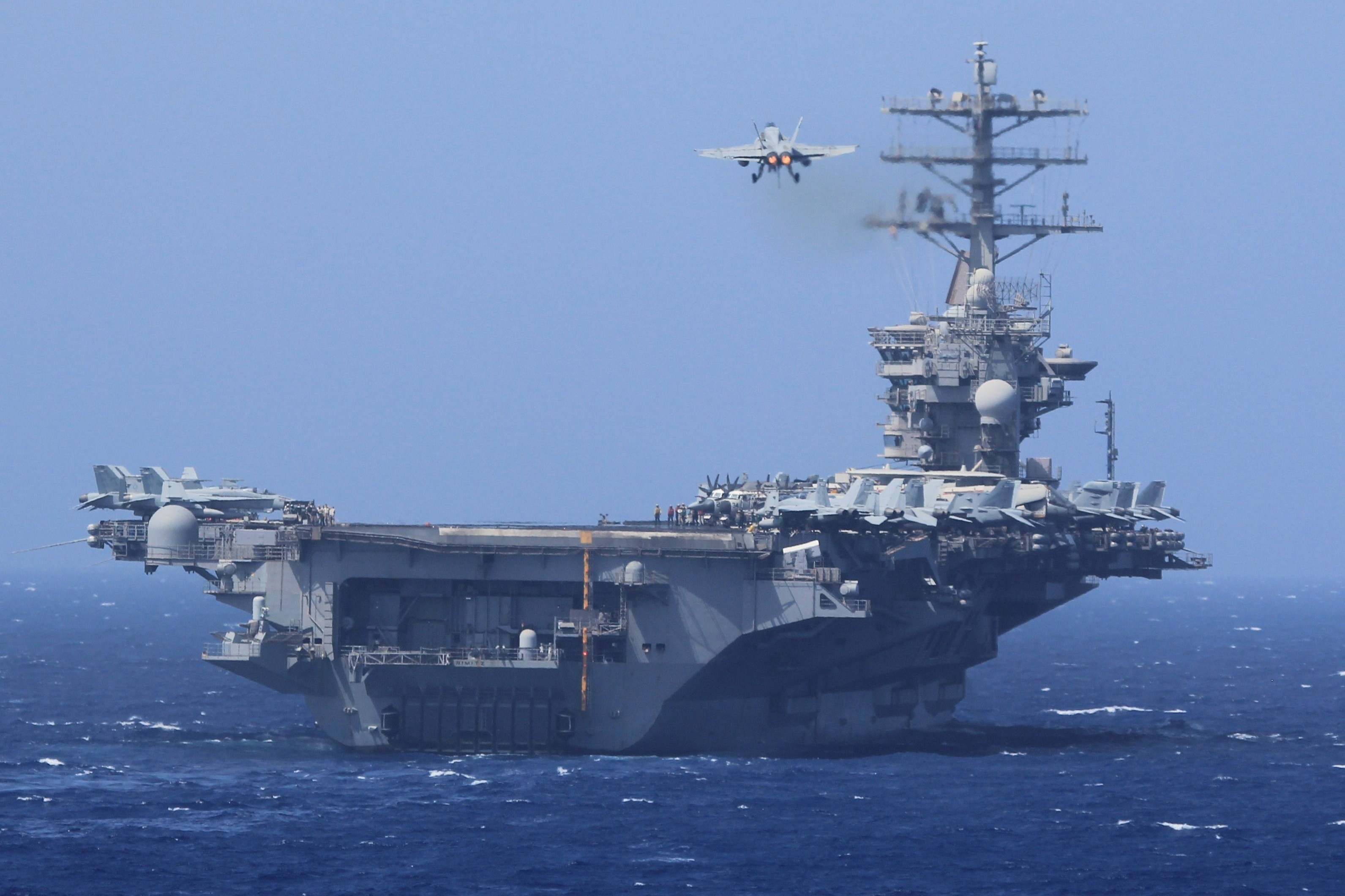 Tau san bay My den Trung Dong sau vu nha khoa hoc Iran bi am sat hinh anh