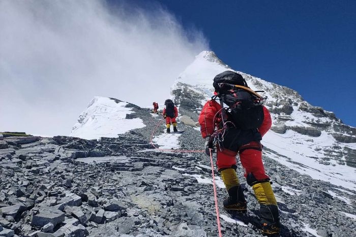Dinh Everest tang chieu cao hinh anh