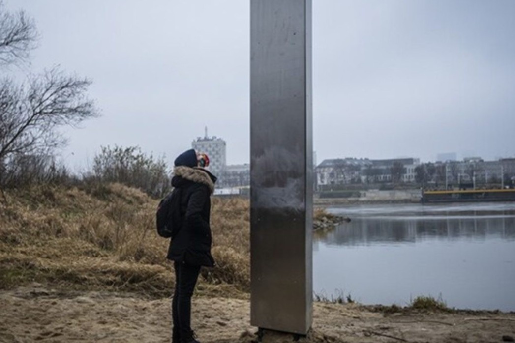 Them khoi kim loai bi an xuat hien o Ba Lan hinh anh