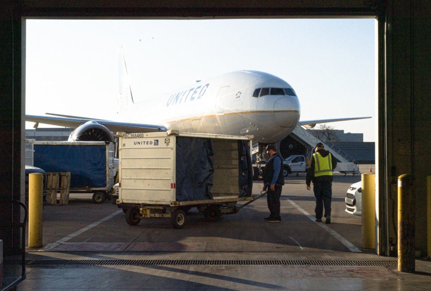 Cac hang bay chay dua cho viec van chuyen vaccine Covid-19 hinh anh