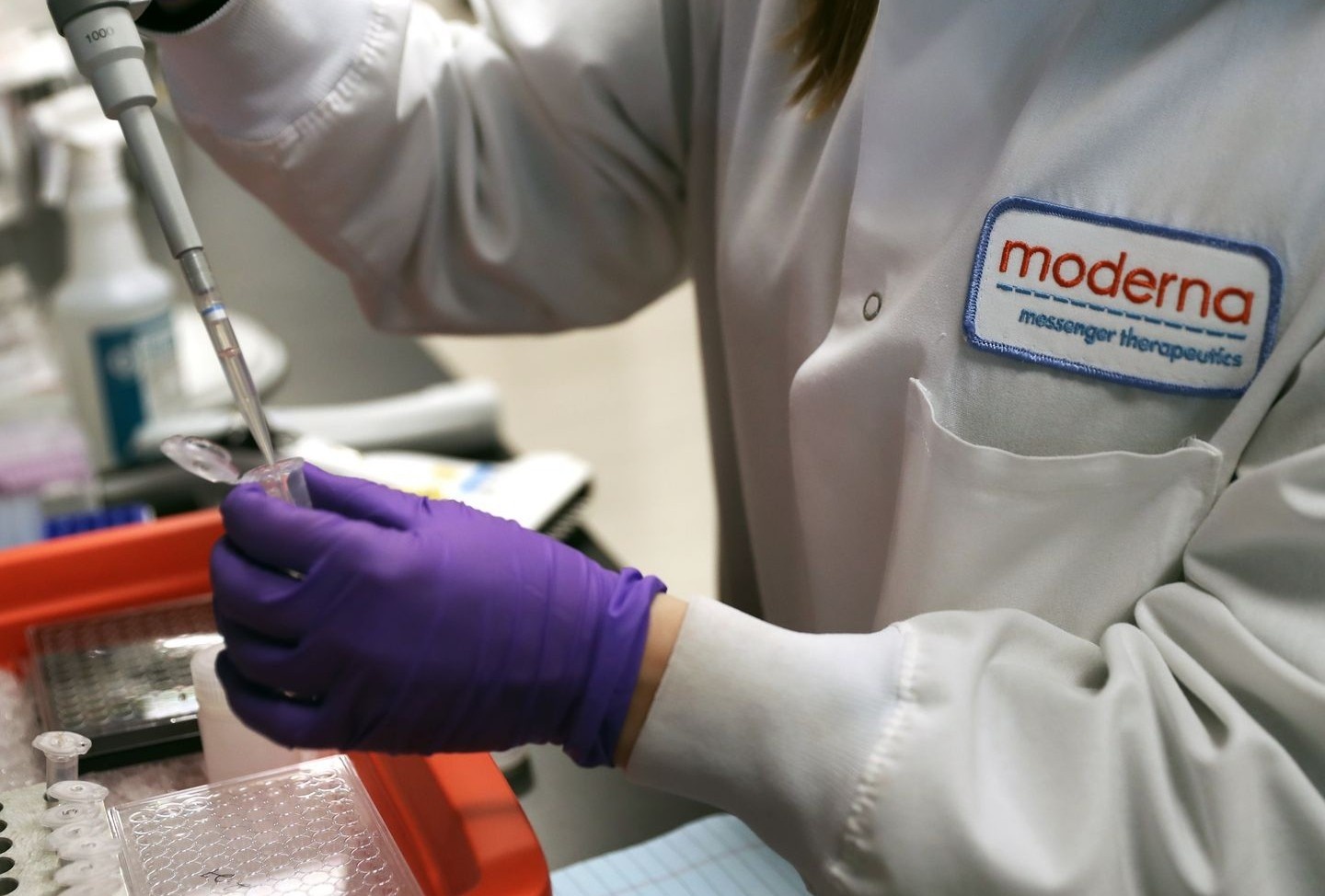 Pfizer va Moderna co the thu ve 32 ty USD tien ban vaccine Covid-19 hinh anh