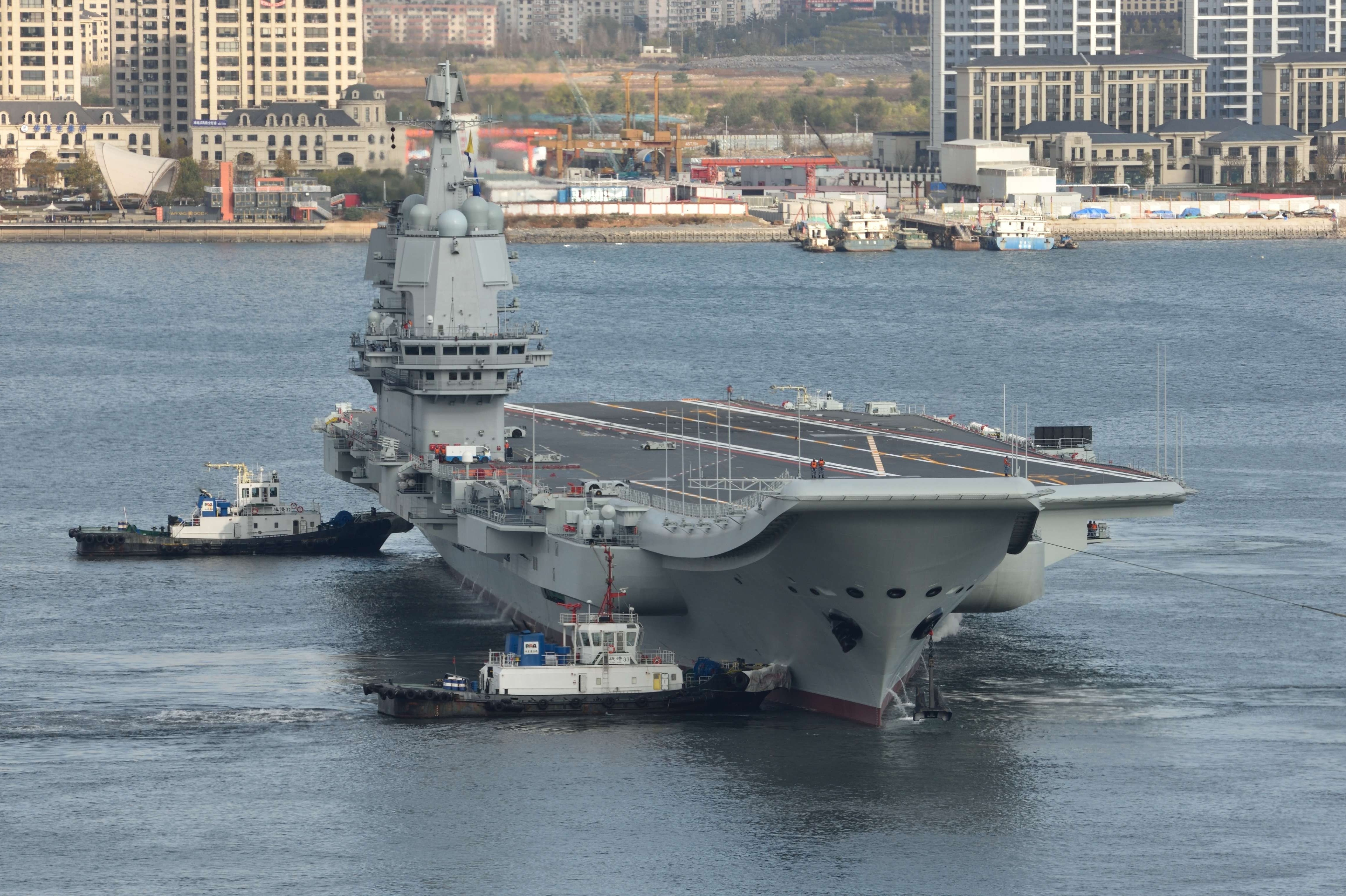 Doi tau san bay Trung Quoc tien den Bien Dong de tap tran hinh anh