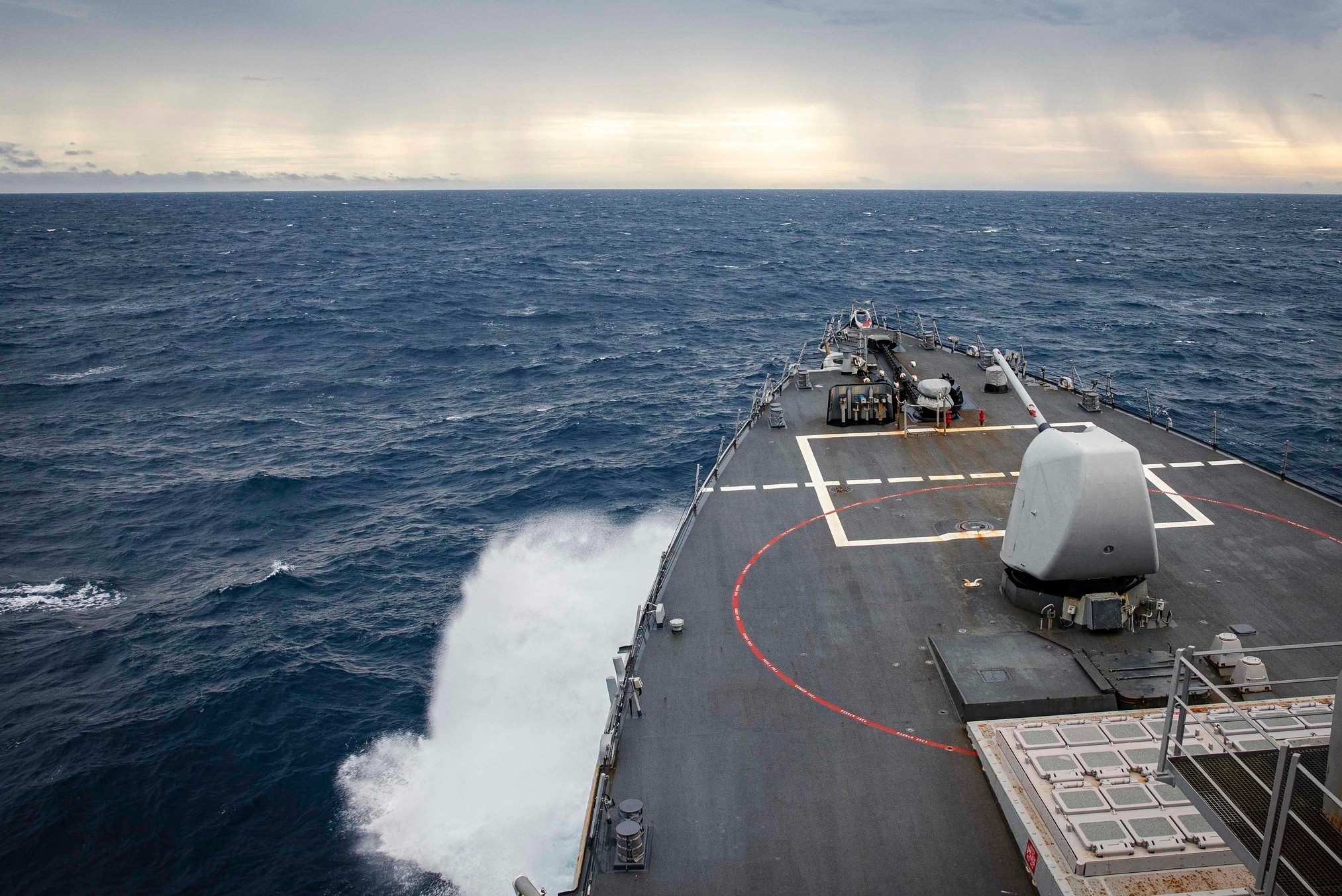 Tau khu truc My tuan tra tu do hang hai tren Bien Dong hinh anh