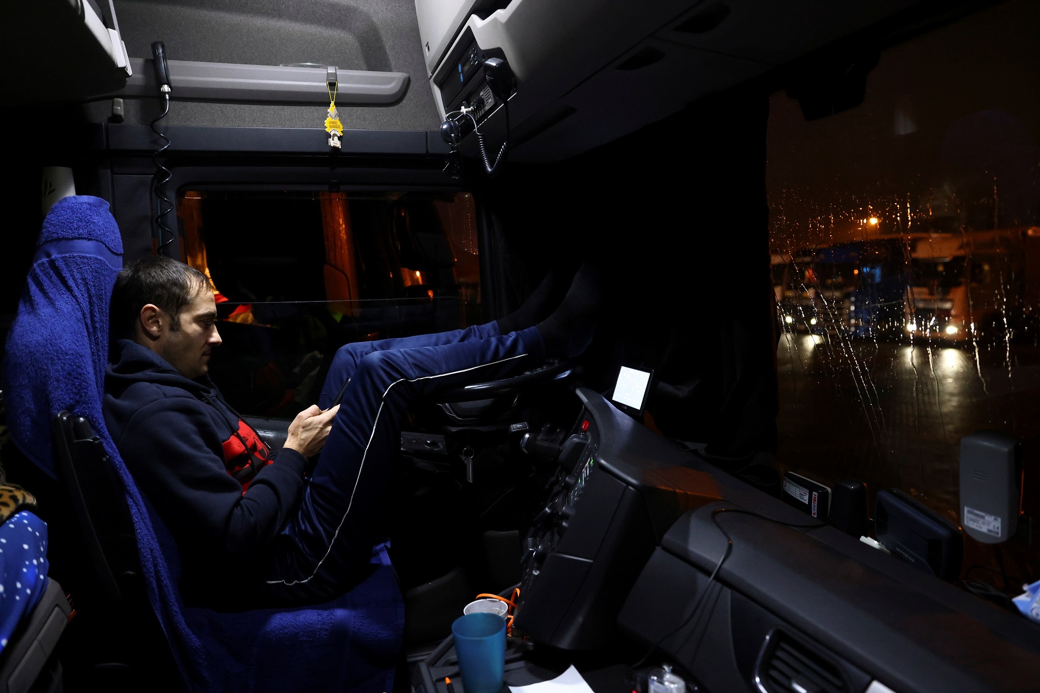 Xe tai xep hang dai doi roi khoi Anh anh 10