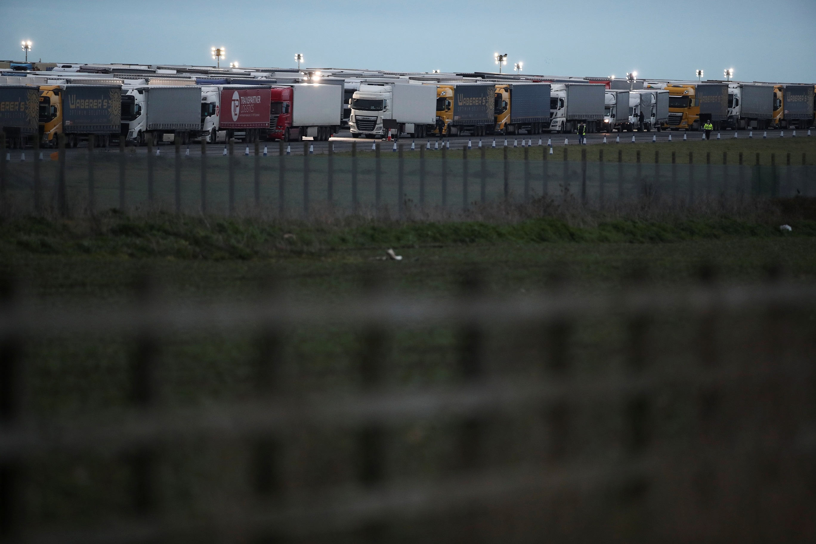 Xe tai xep hang dai doi roi khoi Anh anh 11