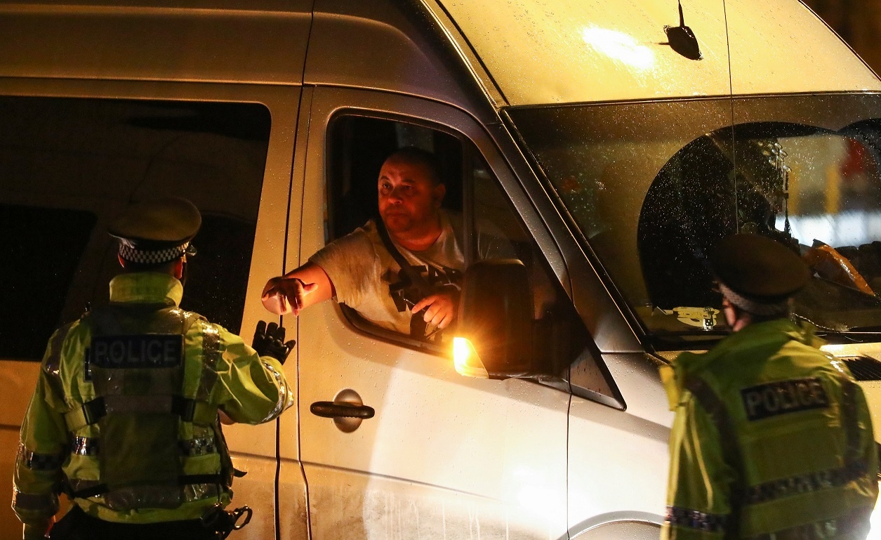 Xe tai xep hang dai doi roi khoi Anh anh 4