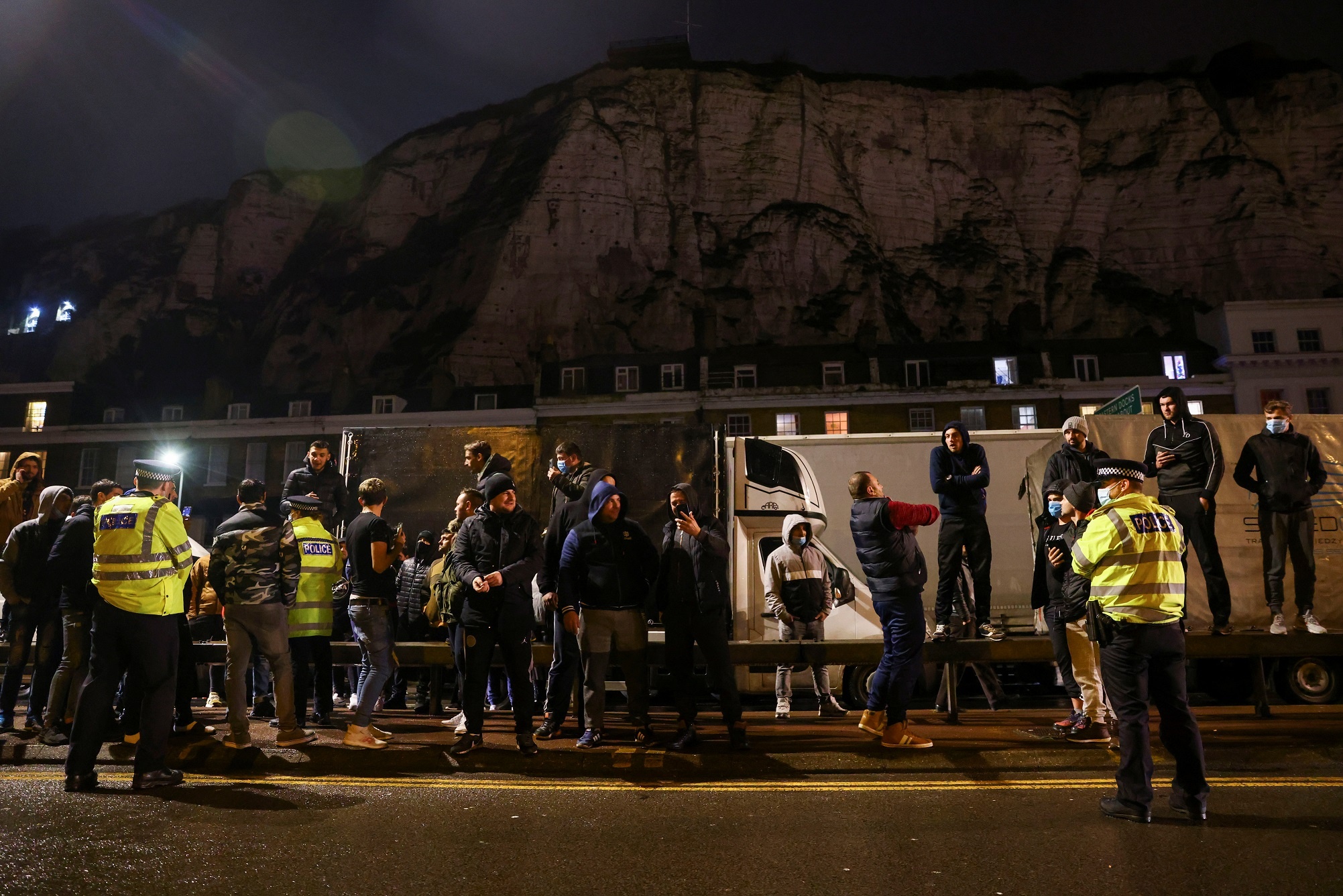 Xe tai xep hang dai doi roi khoi Anh anh 7