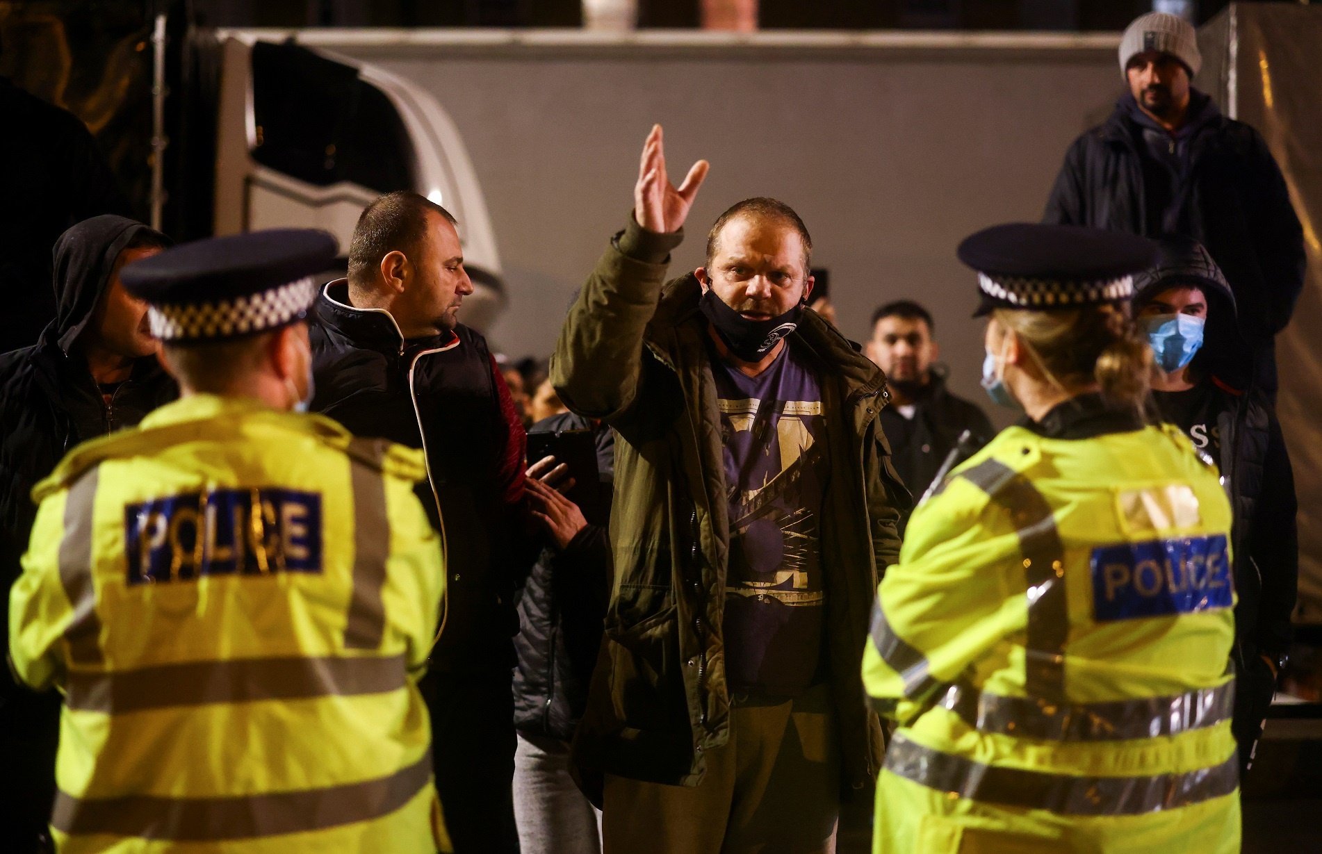 Xe tai xep hang dai doi roi khoi Anh anh 8