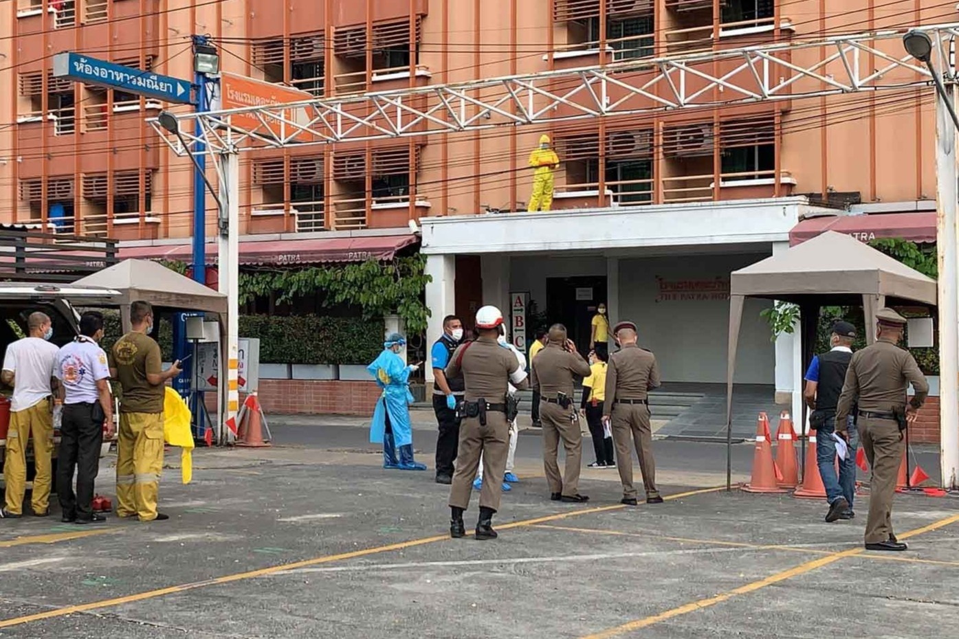 Mot nguoi nhay lau tu vong khi dang cach ly ngua Covid-19 o Bangkok hinh anh