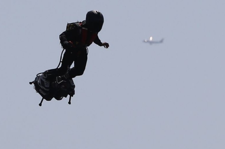 'Nguoi bay' bi an lai xuat hien gan Los Angeles hinh anh