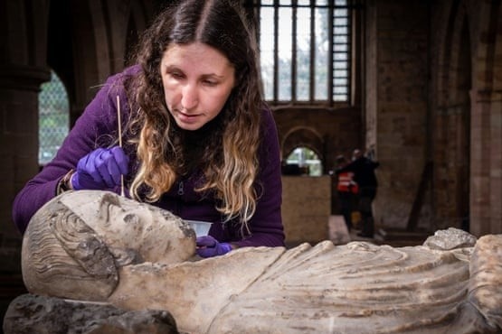 Tuong co hang tram nam tuoi duoc giau sau dai phong cam o nha tho Anh hinh anh