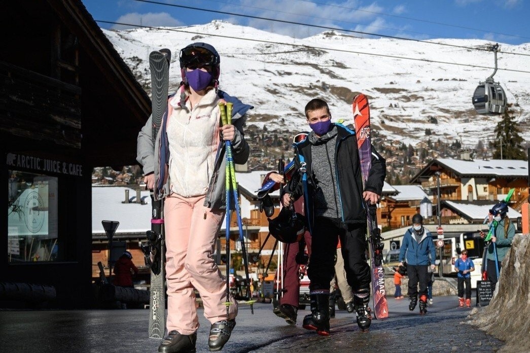 Hang tram du khach Anh tron cach ly o Thuy Si hinh anh