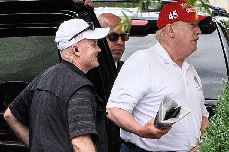 Vi sao ong Trump bat ngo doi y ve goi ngan sach 2.300 ty USD? hinh anh