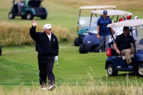 Scotland ngan ong Trump nhap canh choi golf vao ngay 20/1 hinh anh
