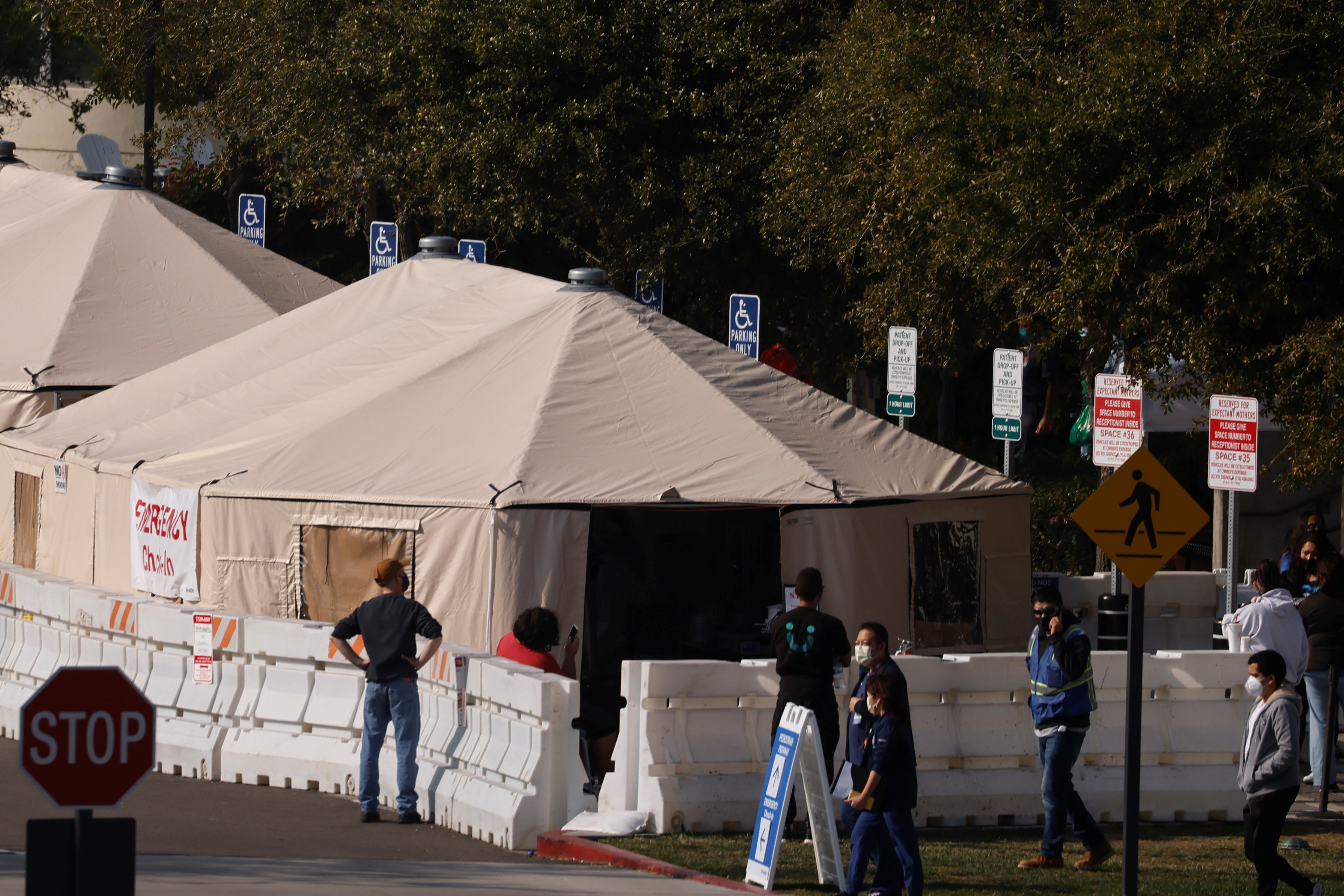 Ngay toi te nhat tu khi dich bung phat o My hinh anh