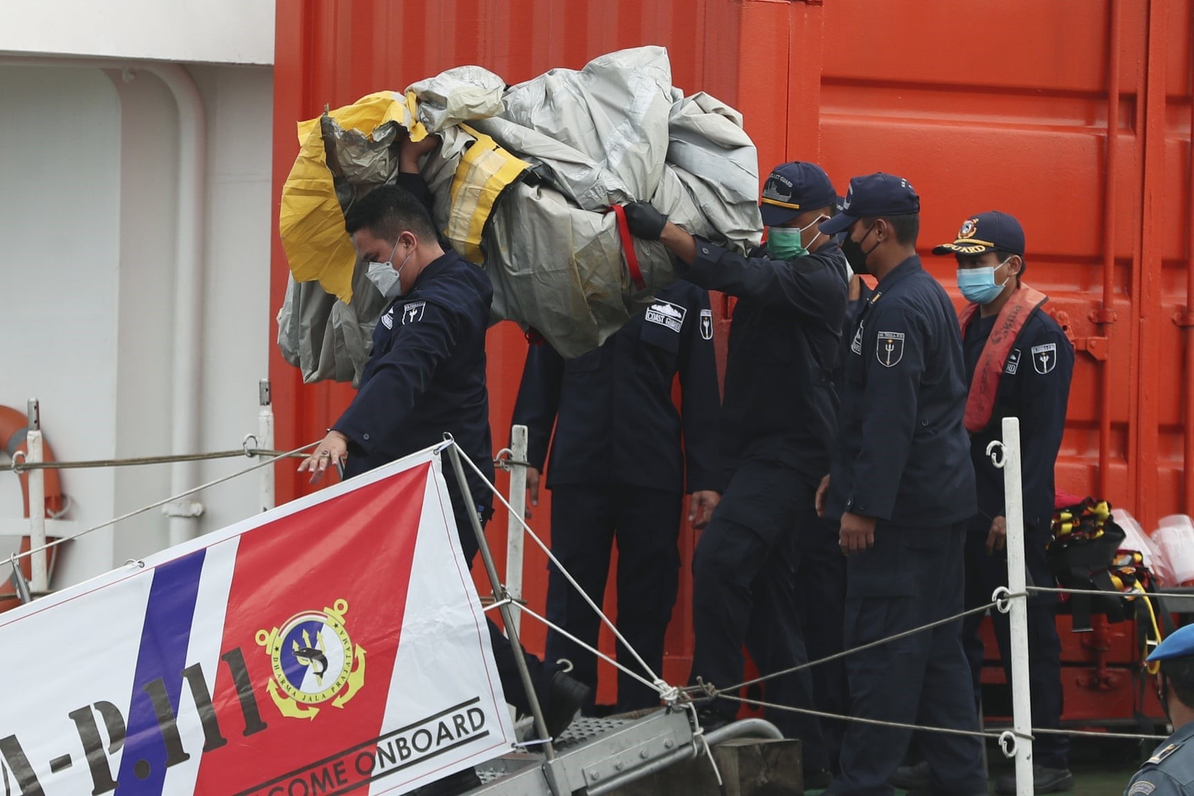 Dieu tra vien nghi may bay Indonesia vo khi roi xuong bien hinh anh