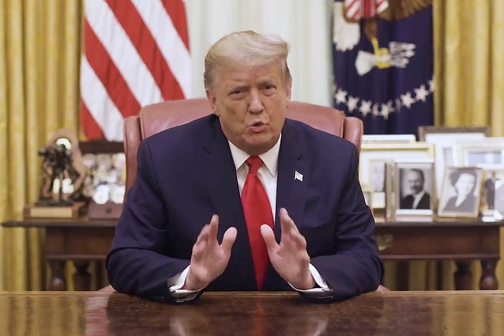 Ong Trump phan ung sau khi Ha vien phe duyet luan toi hinh anh