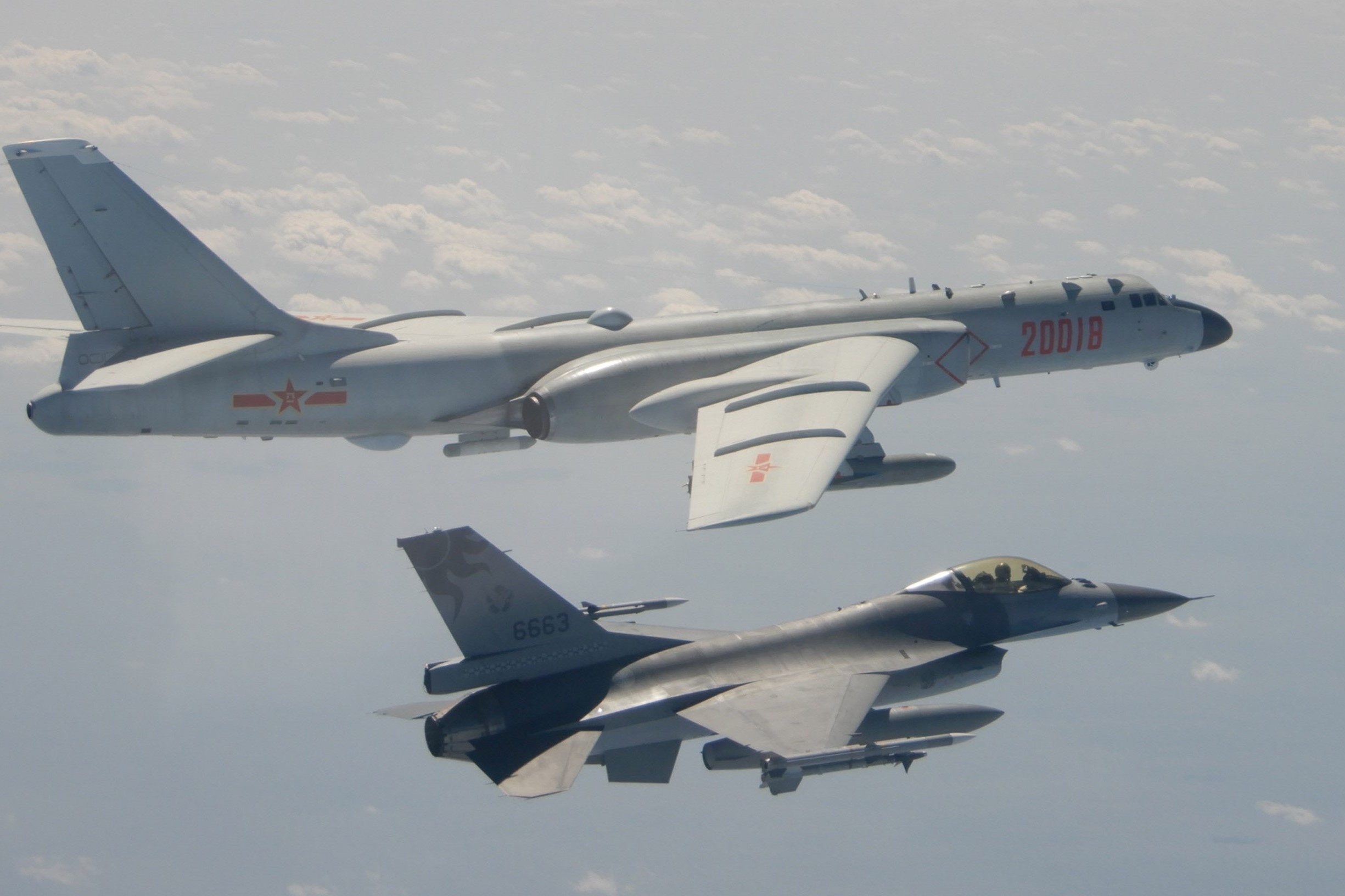 Financial Times: May bay Trung Quoc dien tap danh tau san bay My hinh anh