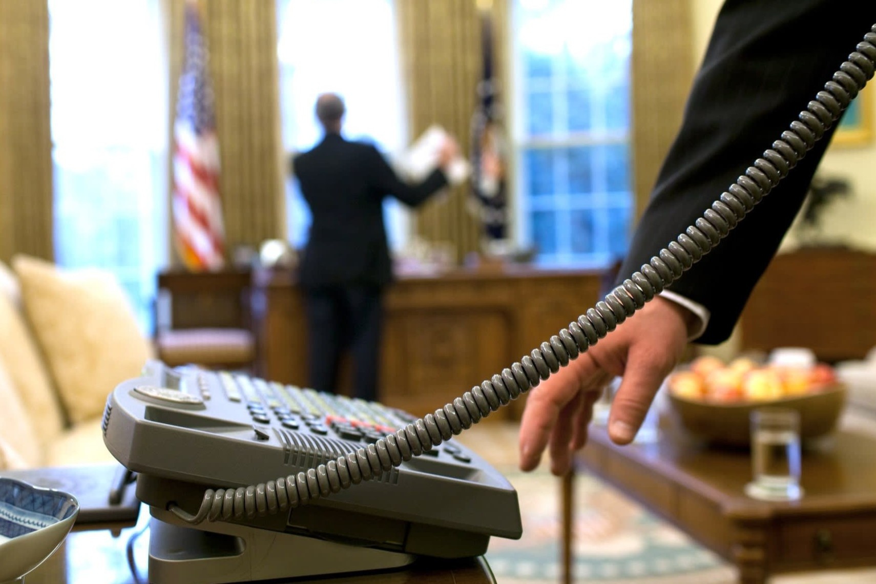 Cuoc goi luc nua dem tu Tong thong Biden hinh anh